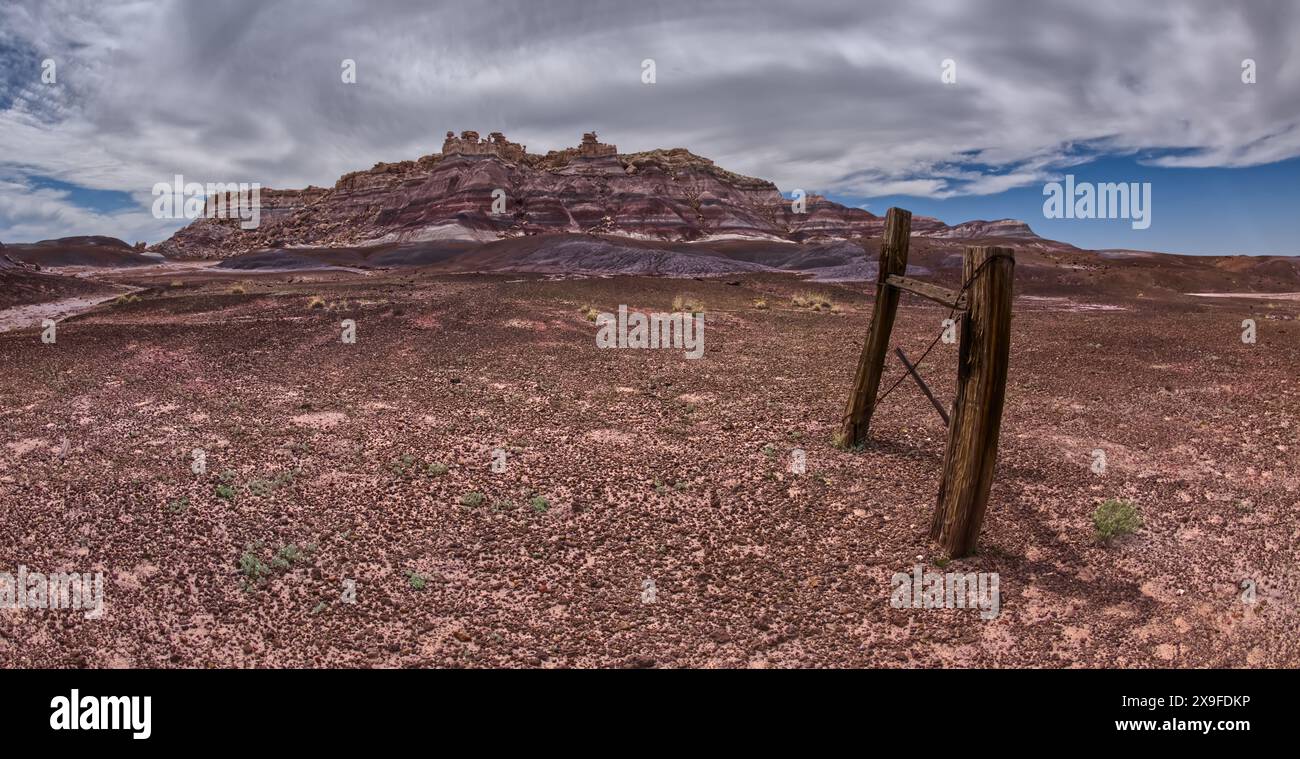 Resti di recinzione sotto Blue Mesa, Petrified Forest National Park, Arizona, USA Foto Stock