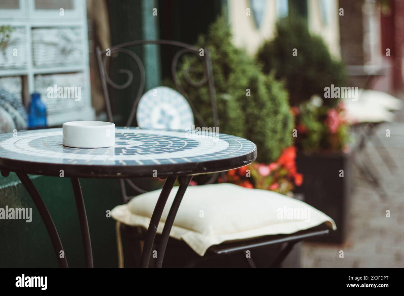 Tavolo e sedia a mosaico fuori da un caffè, Kilkenny, Contea di Kilkenny, Irlanda Foto Stock