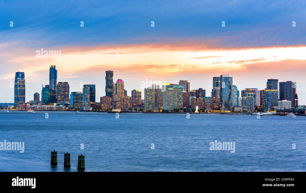 Panorama di Jersey City al crepuscolo Foto Stock