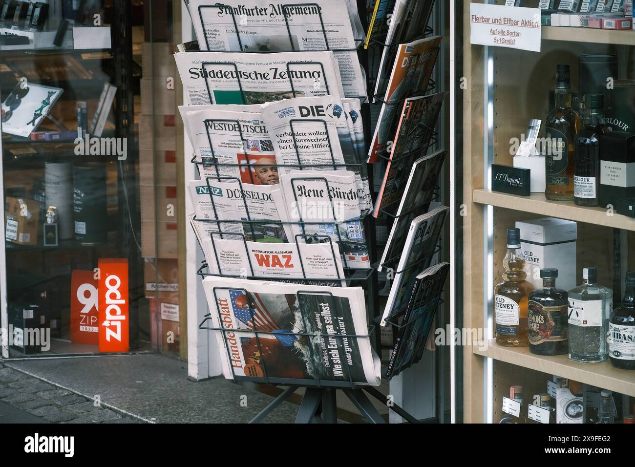 Düsseldorf 31.05.2024 Kiosk Büdchen nationale Zeitungen Zeitschriften Meinungsvielfalt Lesestoff Auflage Zeitungsauflage Auflagenschwund Print Printzeitung IVW-Auflage Pressefreiheit Zeitungsständer Frankfurter Allgemeine Zeitung FAZ Süddeutsche SZ Westdeutsche WZ die Welt NRZ Neue Rhein Zeitung Neue Zürcher NZZ Westdeutsche Allgemeine WAZ Handelsblatt Düsseldorf Nordrhein-Westfalen Deutschland *** Düsseldorf 31 05 2024 chiosco Büdchen giornali nazionali riviste diversità di opinione lettura circolazione di materiale di lettura declino della circolazione di giornali stampa stampa stampa giornale IVW circolazione libertà di stampa Foto Stock