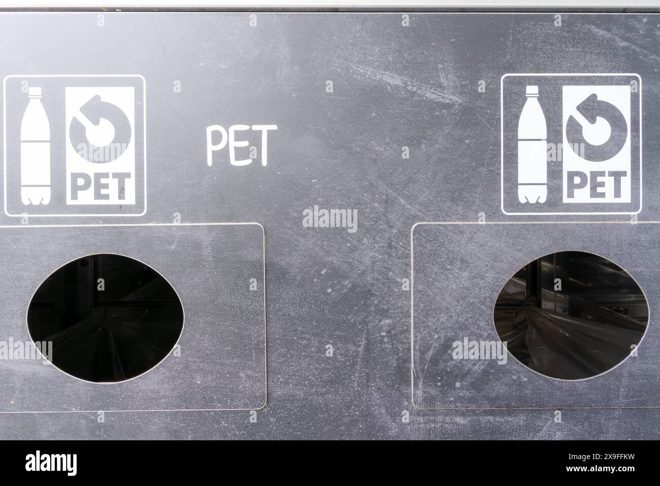 Stazione di riciclaggio per bottiglie di plastica in plastica, in questo caso PET, polietilene tereftalato Foto Stock