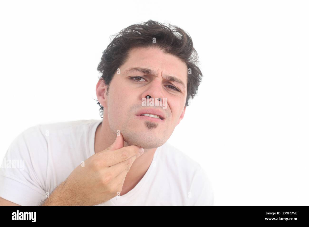 giovane ragazzo che si sta controllando allo specchio Foto Stock