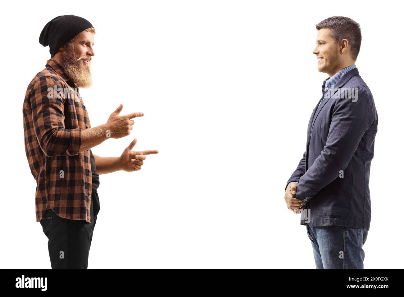 Bearded Guy in piedi a parlare con un uomo isolato su sfondo bianco Foto Stock