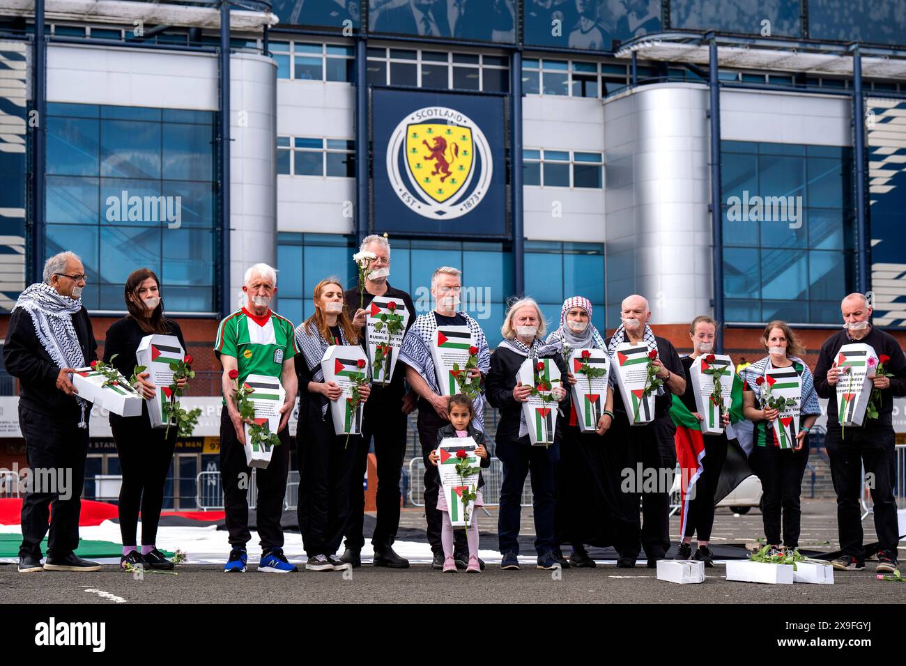 Gli attivisti e le organizzazioni benefiche, tra cui Show Israel the Red Card e Scottish Friends of Palestine, hanno organizzato una protesta in vista della partita di qualificazione Scotland Women vs Israel Women Euro 2025 all'Hampden Park di Glasgow, chiedendo un cessate il fuoco immediato a Gaza. Data foto: Venerdì 31 maggio 2024. Foto Stock