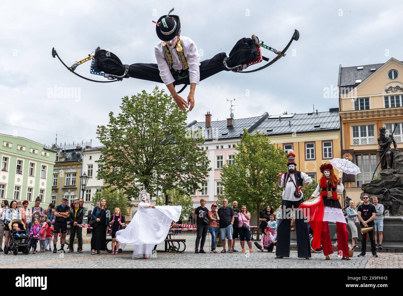 Trutnov, Repubblica Ceca. 31 maggio 2024. Gli artisti di strada Ziva Poppy Teatre si sono esibiti al Cirk-UFF festival internazionale del nuovo circo a Trutnov, il 31 maggio 2024. Crediti: David Tanecek/CTK Photo/Alamy Live News Foto Stock