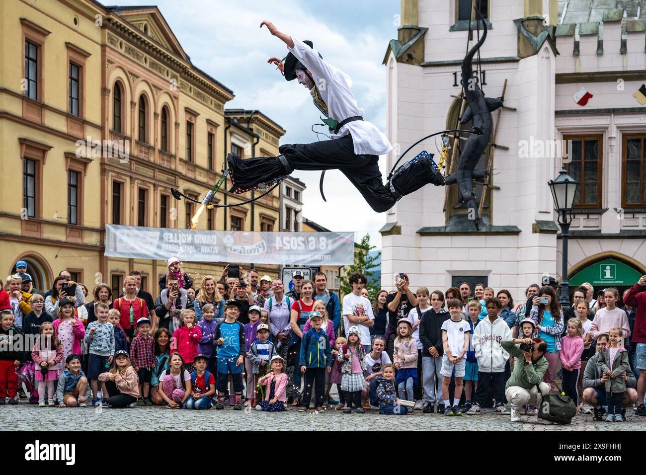 Trutnov, Repubblica Ceca. 31 maggio 2024. Gli artisti di strada Ziva Poppy Teatre si sono esibiti al Cirk-UFF festival internazionale del nuovo circo a Trutnov, il 31 maggio 2024. Crediti: David Tanecek/CTK Photo/Alamy Live News Foto Stock