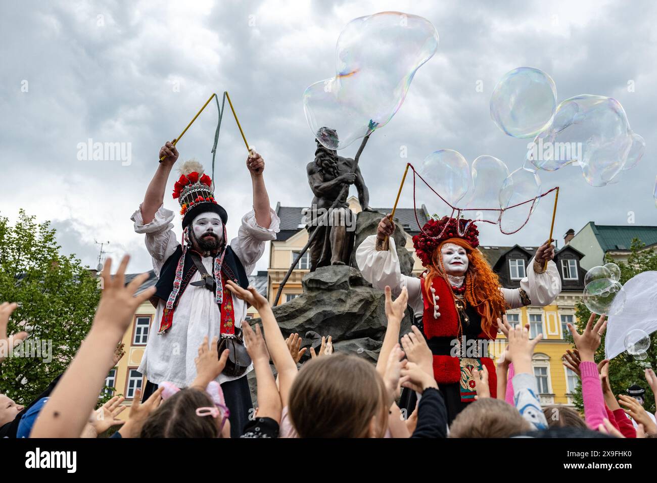 Trutnov, Repubblica Ceca. 31 maggio 2024. Gli artisti di strada Ziva Poppy Teatre si sono esibiti al Cirk-UFF festival internazionale del nuovo circo a Trutnov, il 31 maggio 2024. Crediti: David Tanecek/CTK Photo/Alamy Live News Foto Stock