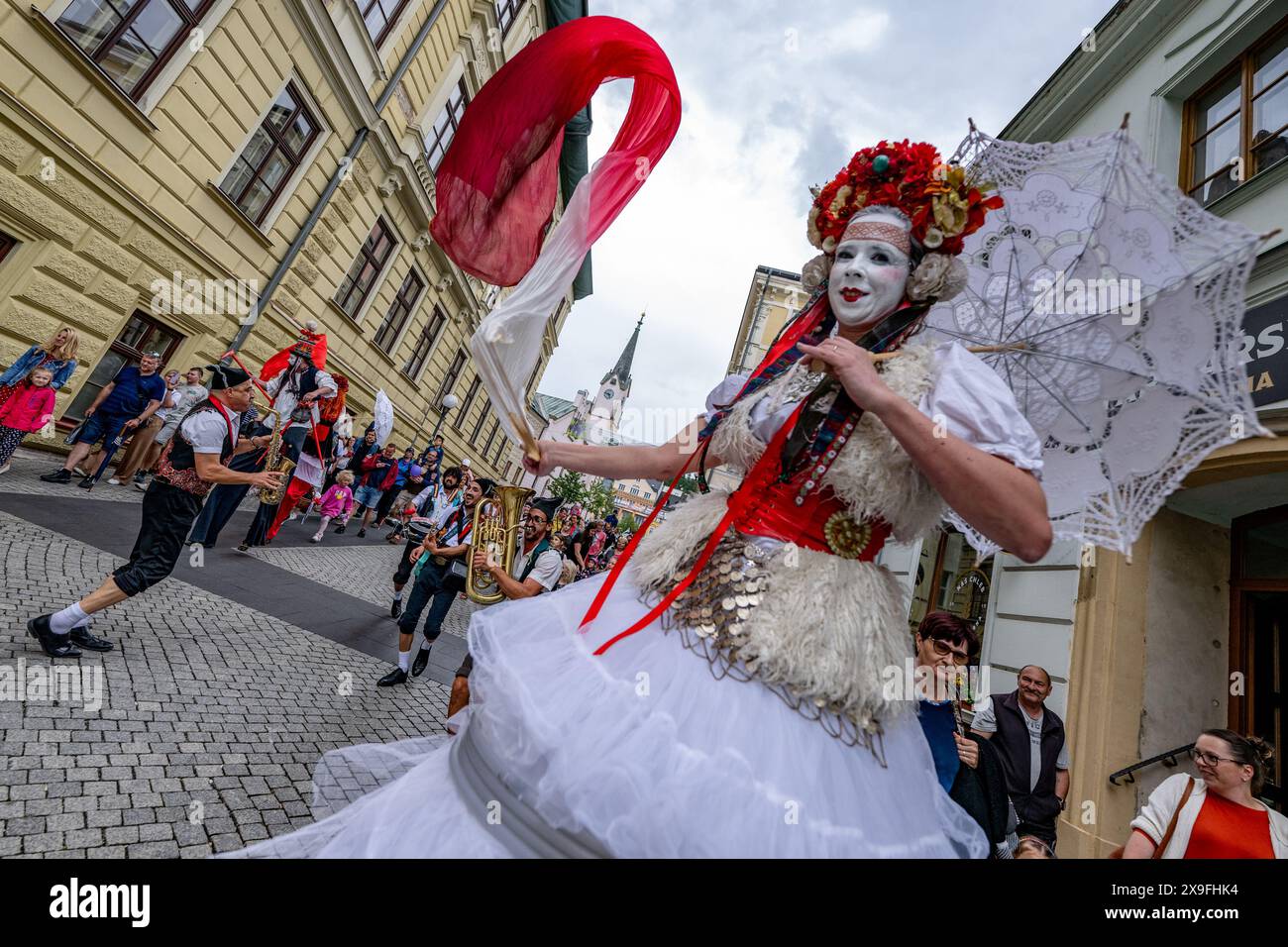Trutnov, Repubblica Ceca. 31 maggio 2024. I musicisti israeliani Asphalt Theater (a sinistra) e gli artisti di strada Ziva Poppy Teatre si sono esibiti al Cirk-UFF festival internazionale del nuovo circo a Trutnov, il 31 maggio 2024. Crediti: David Tanecek/CTK Photo/Alamy Live News Foto Stock