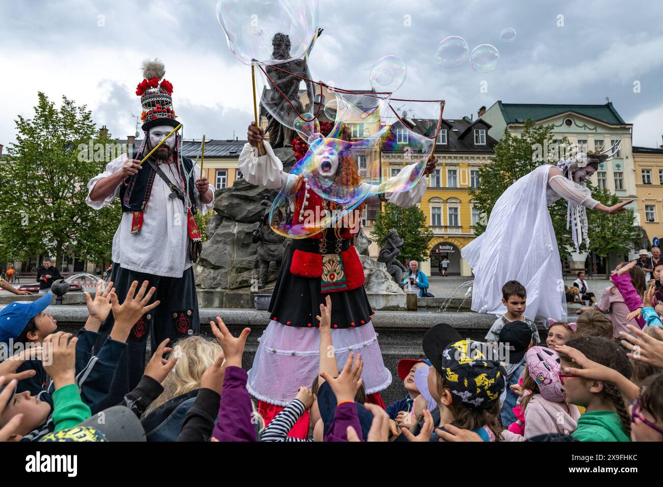 Trutnov, Repubblica Ceca. 31 maggio 2024. Gli artisti di strada Ziva Poppy Teatre si sono esibiti al Cirk-UFF festival internazionale del nuovo circo a Trutnov, il 31 maggio 2024. Crediti: David Tanecek/CTK Photo/Alamy Live News Foto Stock