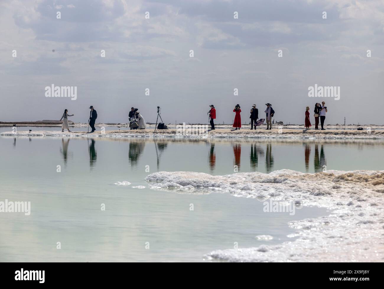 Haixi, Cina. 31 maggio 2024. I turisti visiteranno il lago salato di Qarhan ad Haixi, Cina, il 31 maggio 2024. Con un'area totale di 5.856 chilometri quadrati, il lago salato di Qarhan è il primo lago salato in Cina e il secondo lago salato più grande del mondo. (Foto di Costfoto/NurPhoto) credito: NurPhoto SRL/Alamy Live News Foto Stock
