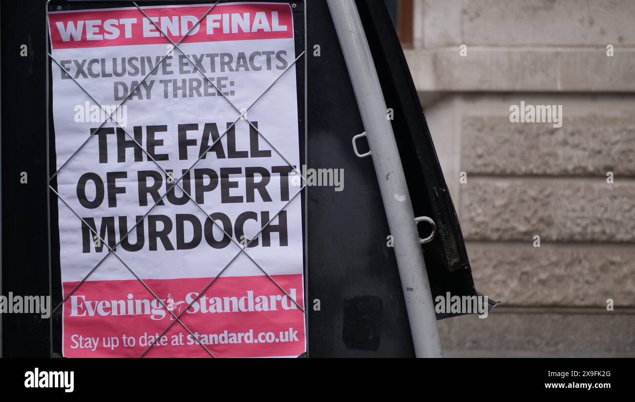 Un poster per il London Evening Standard riporta che Rupert Murdoch ha annunciato che si sarebbe dimesso da presidente di Fox Corporation e News Corp. Foto Stock