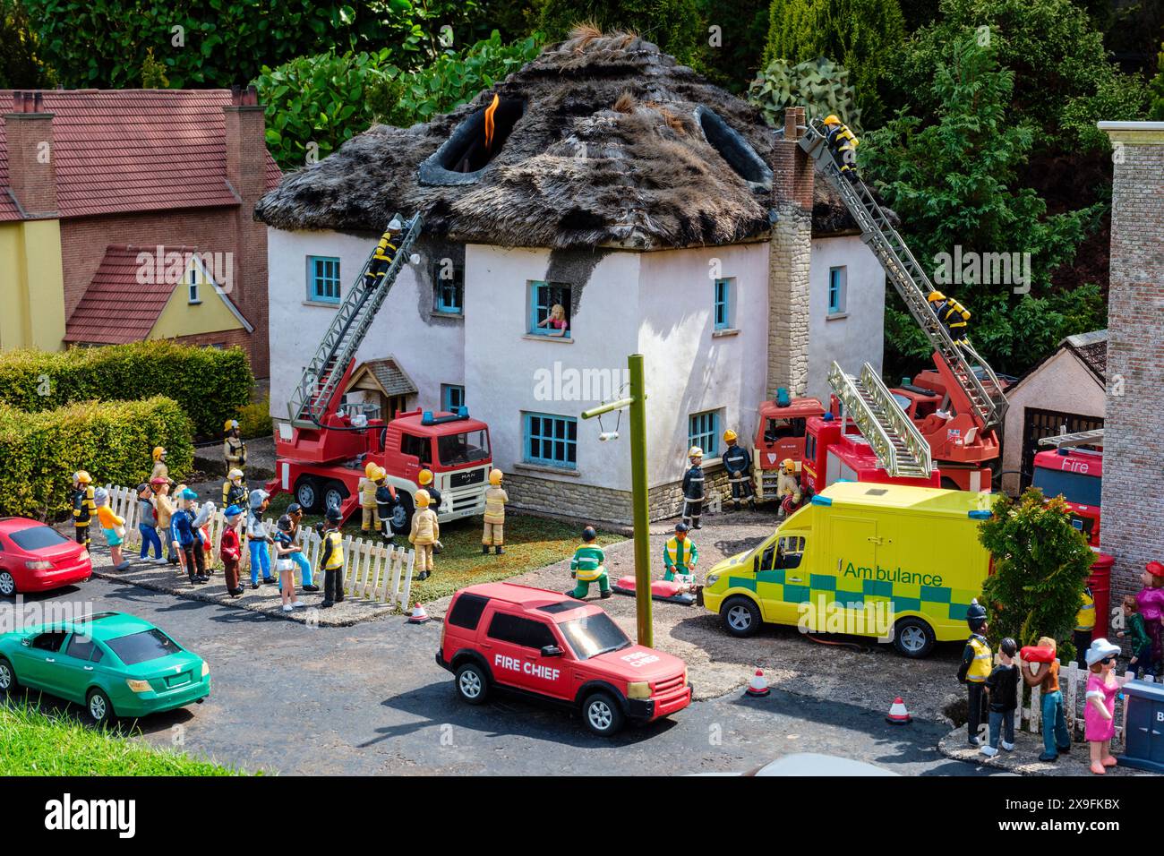 Un tetto di paglia in fiamme al Babbacombe Model Village, Babbacombe, Torquay, Devon Foto Stock