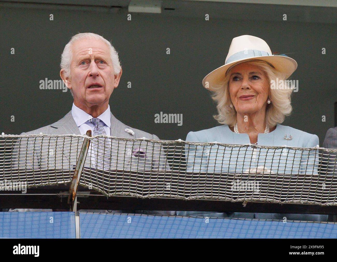 Epsom, Regno Unito. 31 maggio 2024. Re Carlo III e la regina Camilla guardano la Coronation Cup. La festa delle signore alla Epsom. Condizioni di sfarzo il primo giorno di gara a Epsom. La grande gara del giorno è The Oaks a 4,30 anni. Il Derby è domani. Crediti: Mark Thomas/Alamy Live News Foto Stock