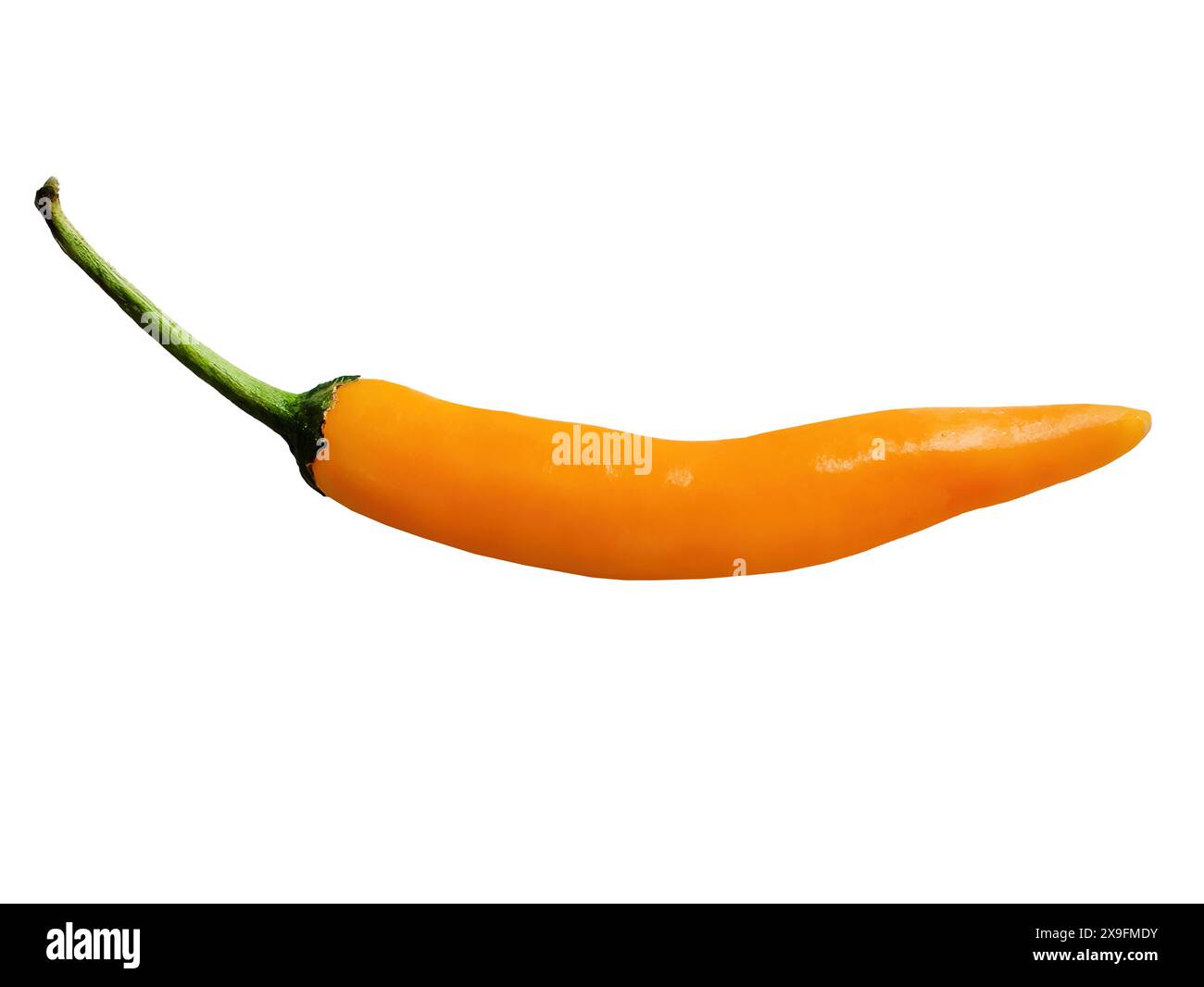 Peperoncini gialli, taglio isolato su fondo con percorso di ritaglio, cibo crudo, erbe aromatiche, ingrediente salato, meglio sott'aceto, delicato piccante Foto Stock