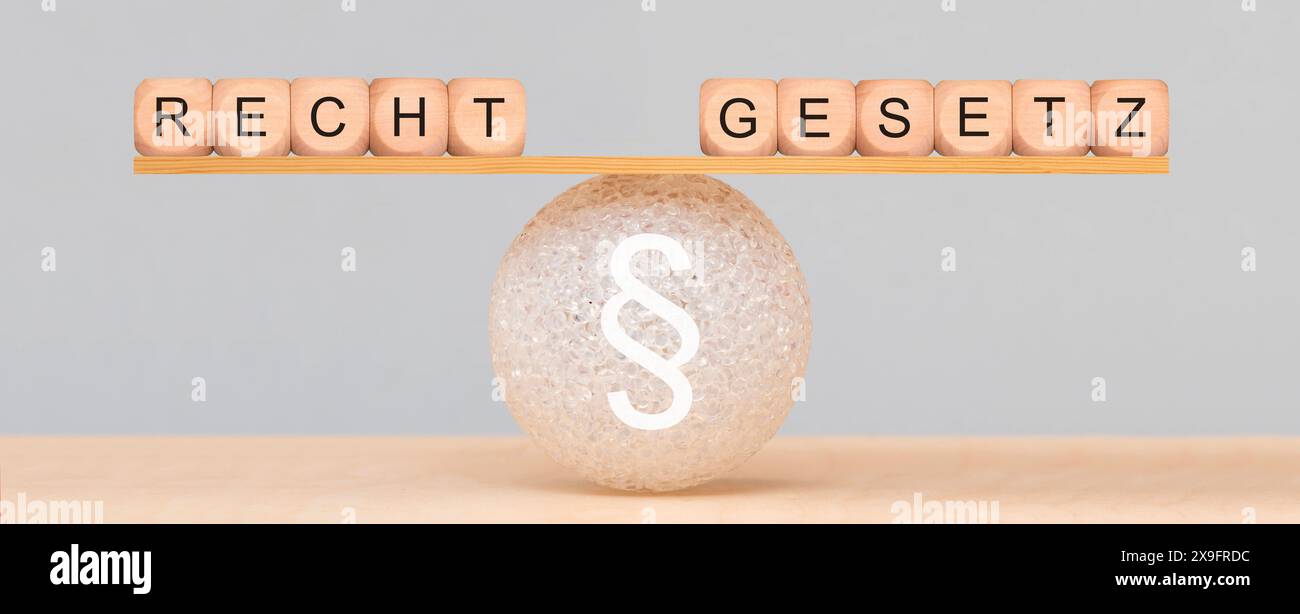 Recht und Gesetz Recht und Gesetz auf der Wippe im Gleichgewicht *** diritto e giustizia diritto e giustizia in equilibrio Foto Stock