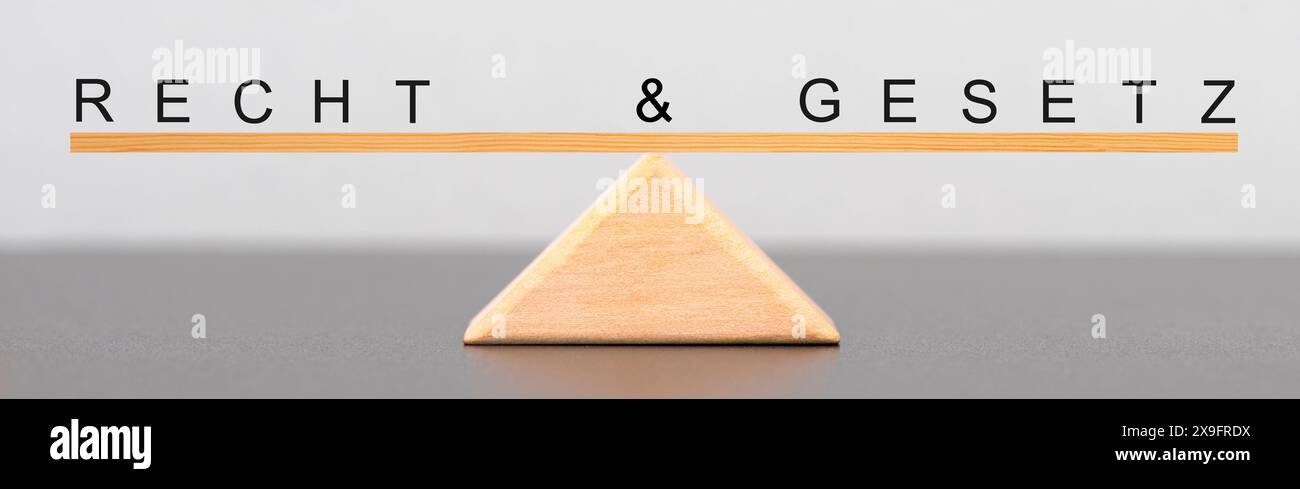 Recht und Gesetz Recht und Gesetz auf der Wippe im Gleichgewicht *** diritto e giustizia diritto e giustizia in equilibrio Foto Stock