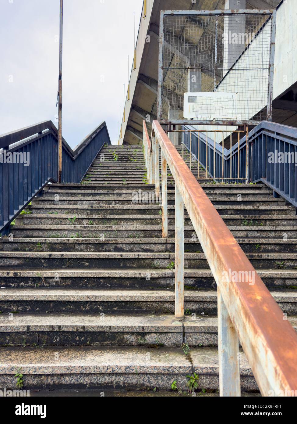 scale e struttura in cemento dell'antico stadion strahov a praga, repubblica ceca. Il più grande stadio della storia. Foto Stock