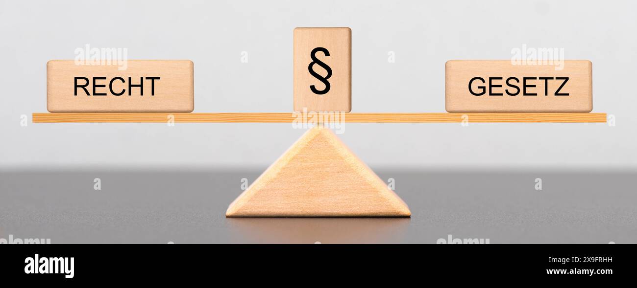 Recht und Gesetz Recht und Gesetz auf der Wippe im Gleichgewicht *** diritto e giustizia diritto e giustizia in equilibrio Foto Stock