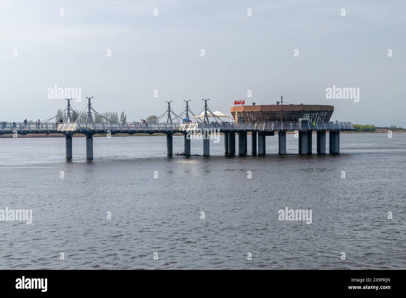 Plock, Polonia - 7 aprile 2024: Molo di Poock con ristorante. Foto Stock