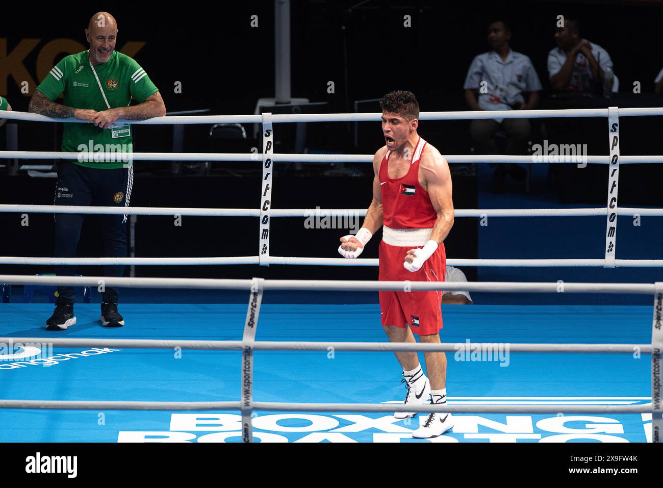 Bangkok, Thailandia. 31 maggio 2024. Zeyad Eashash (Rosso) della Giordania celebra dopo aver vinto contro Aidan Walsh (Blu) dell'Irlanda durante la strada di pugilato per il 2° Torneo Mondiale di qualificazione a Parigi all'Indoor Stadium Huamark. Zeyad Eashash di Giordania ha ottenuto una quota di pugilato di 71 kg alle Olimpiadi del 2024 a Parigi dopo aver sconfitto l'irlandese Aidan Walsh. (Foto di Peerapon Boonyakiat/SOPA Images/Sipa USA) credito: SIPA USA/Alamy Live News Foto Stock