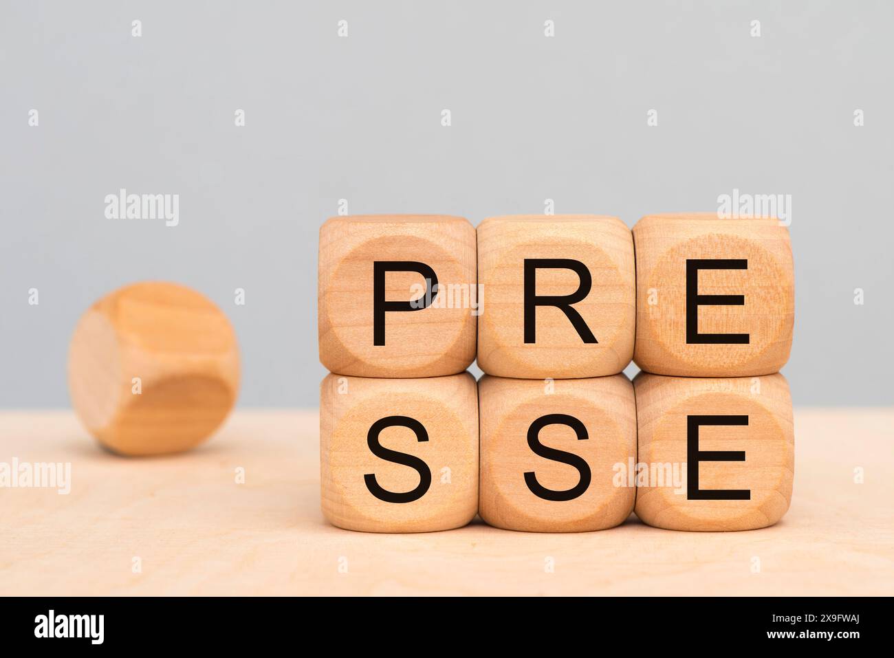 Presse Presse gedruckt auf Holzwürfel *** Press Press Printed on Wooden Cube Foto Stock