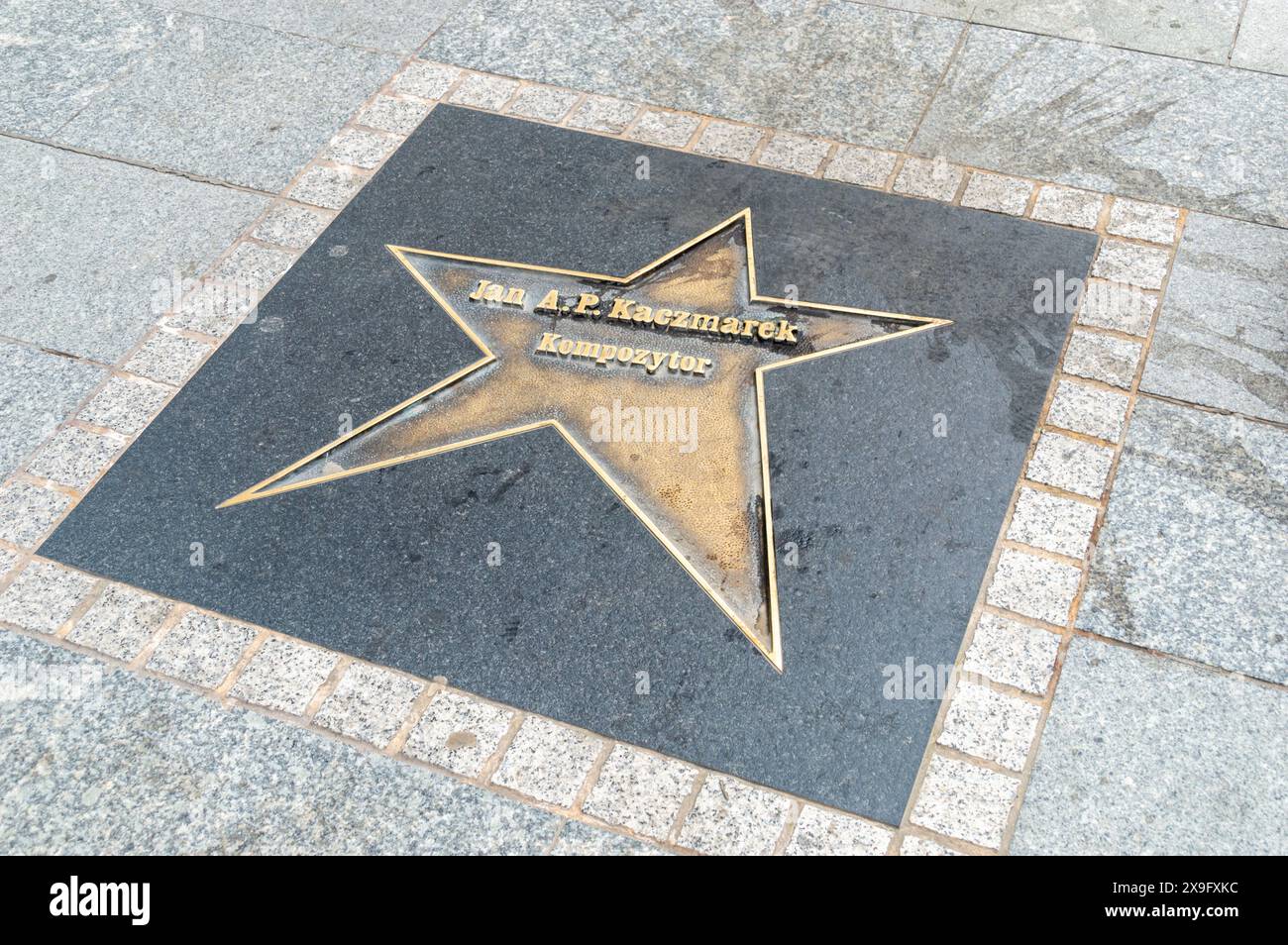 Lodz, Polonia - 14 aprile 2024: Stella del compositore polacco Jan Andrzej Pawel Kaczmarek sulla Lodz Walk of Fame. Foto Stock