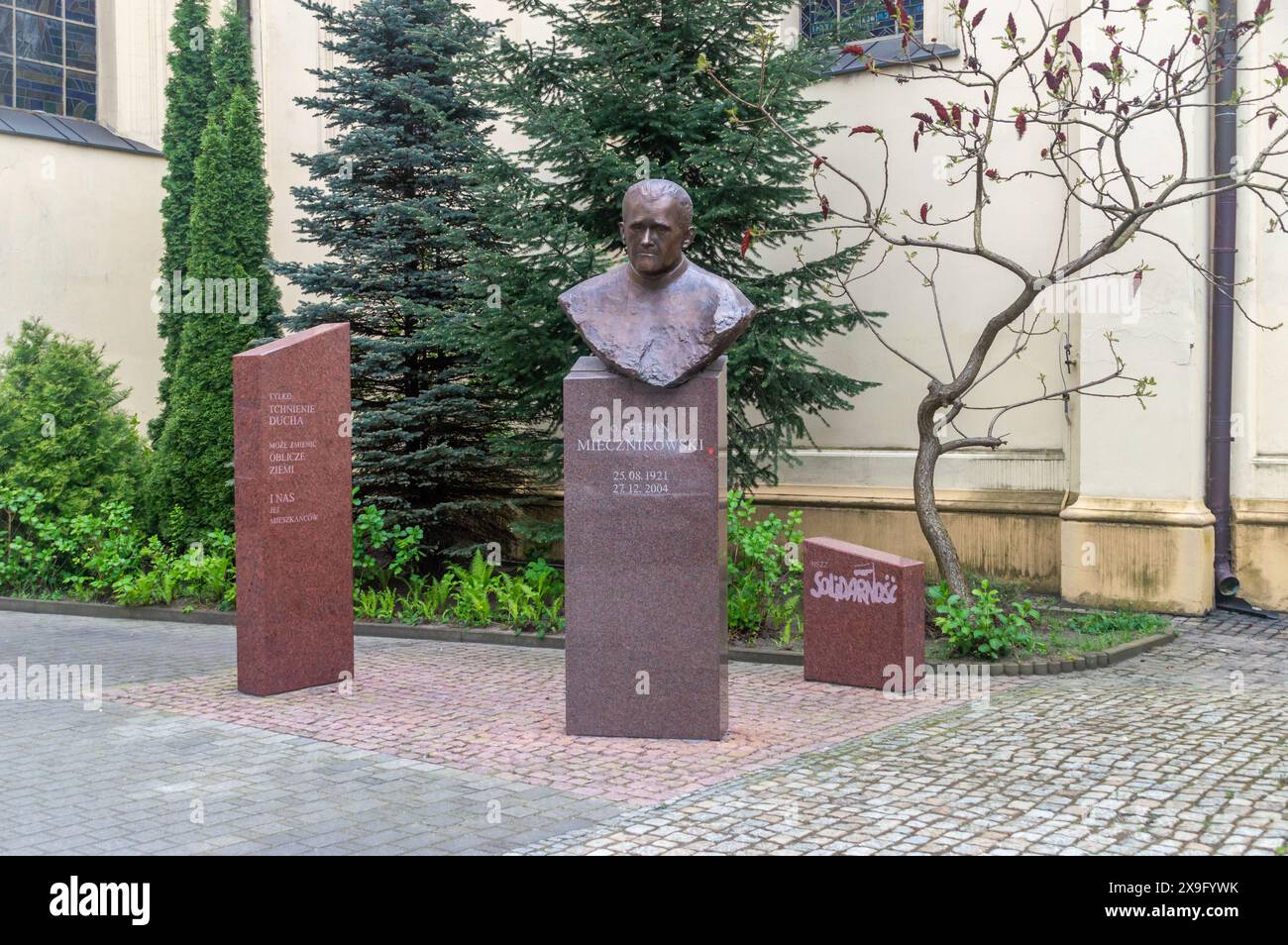 Lodz, Polonia - 14 aprile 2024: Busto commemorativo dedicato a Stefan Miecznikowski. Foto Stock