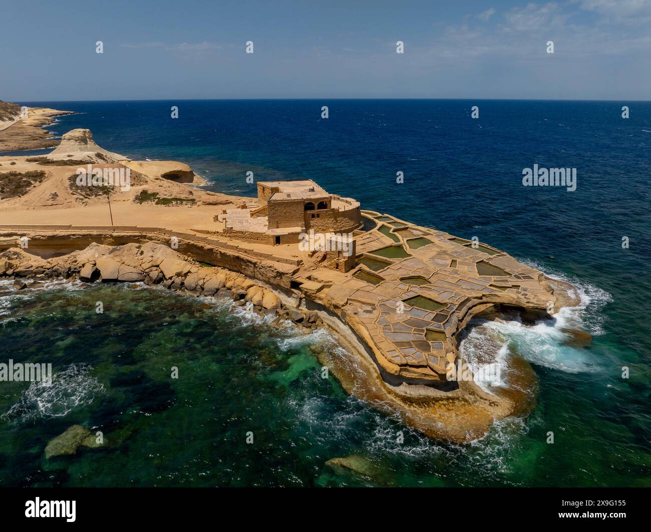 Famosa attrazione turistica dell'isola di Gozo, le saline nella baia di Xwejni, Xwejni, l'isola di Gozo, una parte delle isole di Malta. Foto Stock