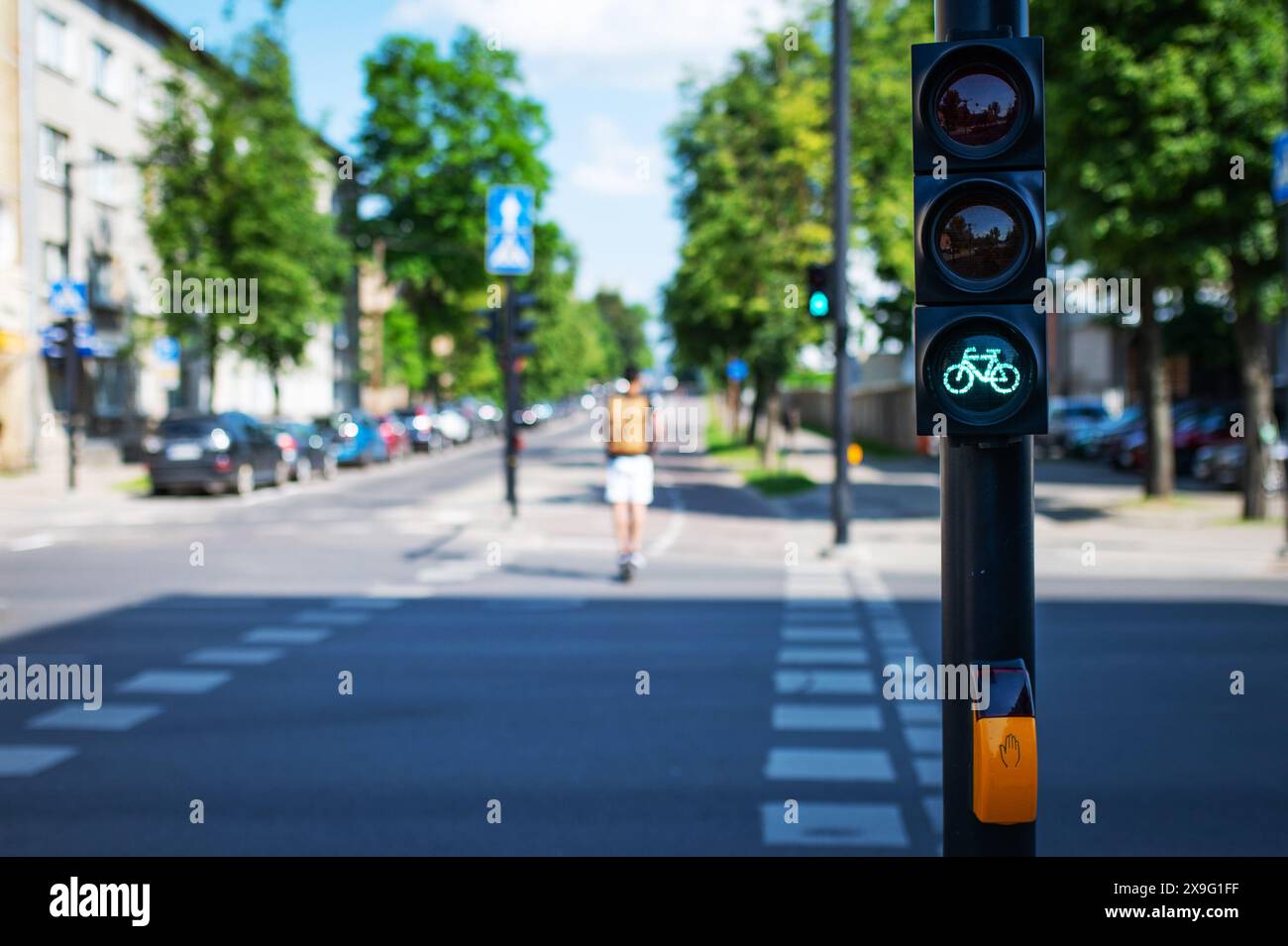 in città, in bici, con sfondo sfocato. Lituania Foto Stock