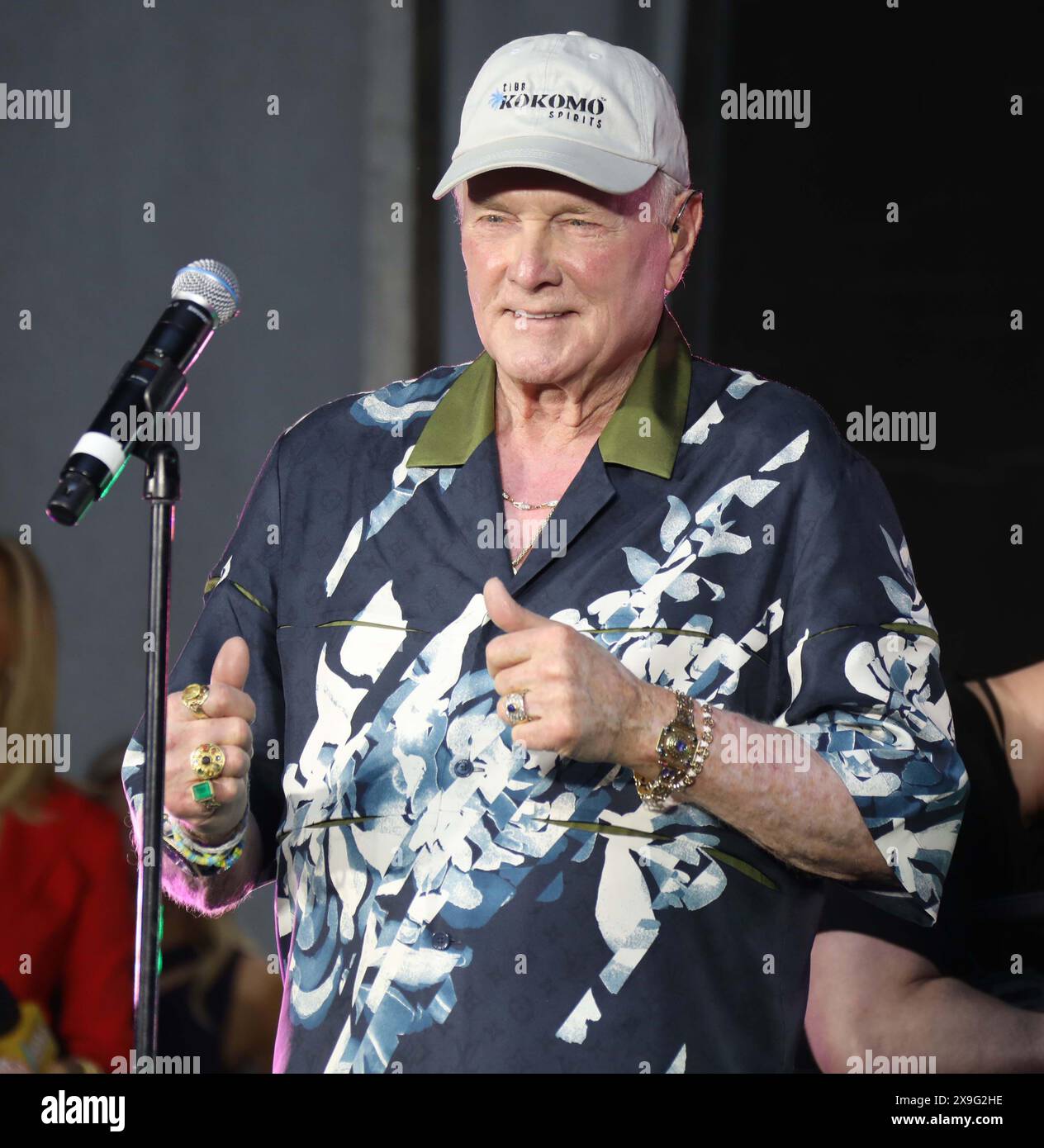 31 maggio 2024, New York, New York, USA: Il cantante MIKE LOVE from THE BEACH BOYS si esibisce in Fox and Friends All American Summer Concert Series tenutasi a Fox Square. (Credit Image: © Nancy Kaszerman/ZUMA Press Wire) SOLO PER USO EDITORIALE! Non per USO commerciale! Foto Stock