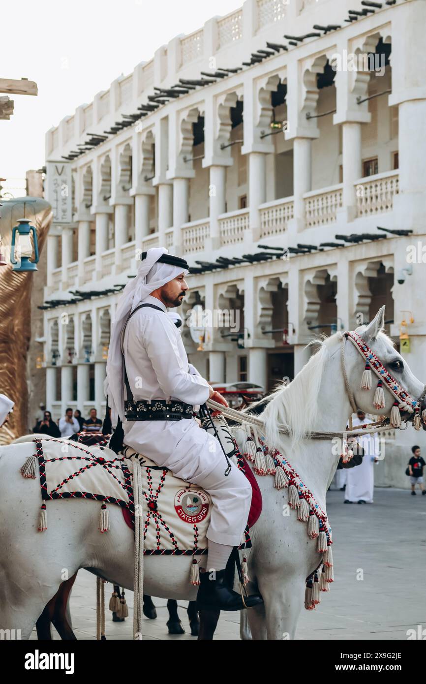 Doha, Qatar - 1 maggio 2024: Polizia a cavallo a Doha, Qatar Foto Stock