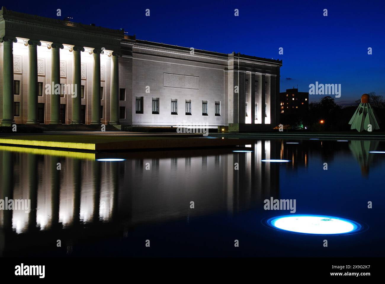 Le luci sono illuminate nelle acque della piscina riflettente fuori dal Nelson Atkins Art Museum di Kansas City, Foto Stock