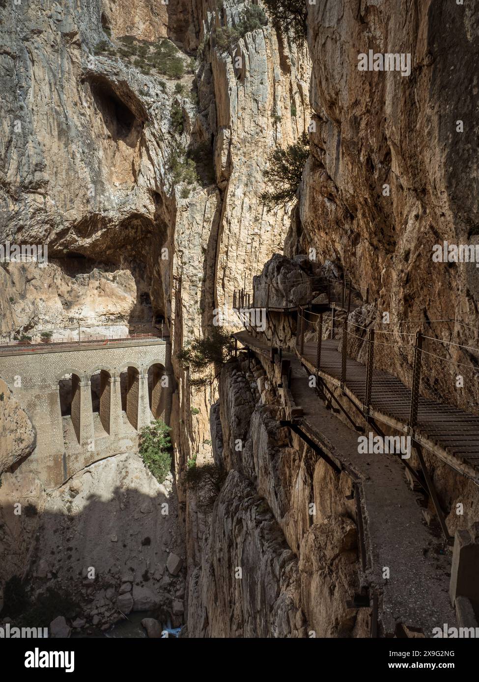 Il tunnel ferroviario e il viadotto della compagnia ferroviaria Renfe sulle montagne dell’Andalusia, visti dal sentiero di El Caminito del Rey a Malaga, Foto Stock