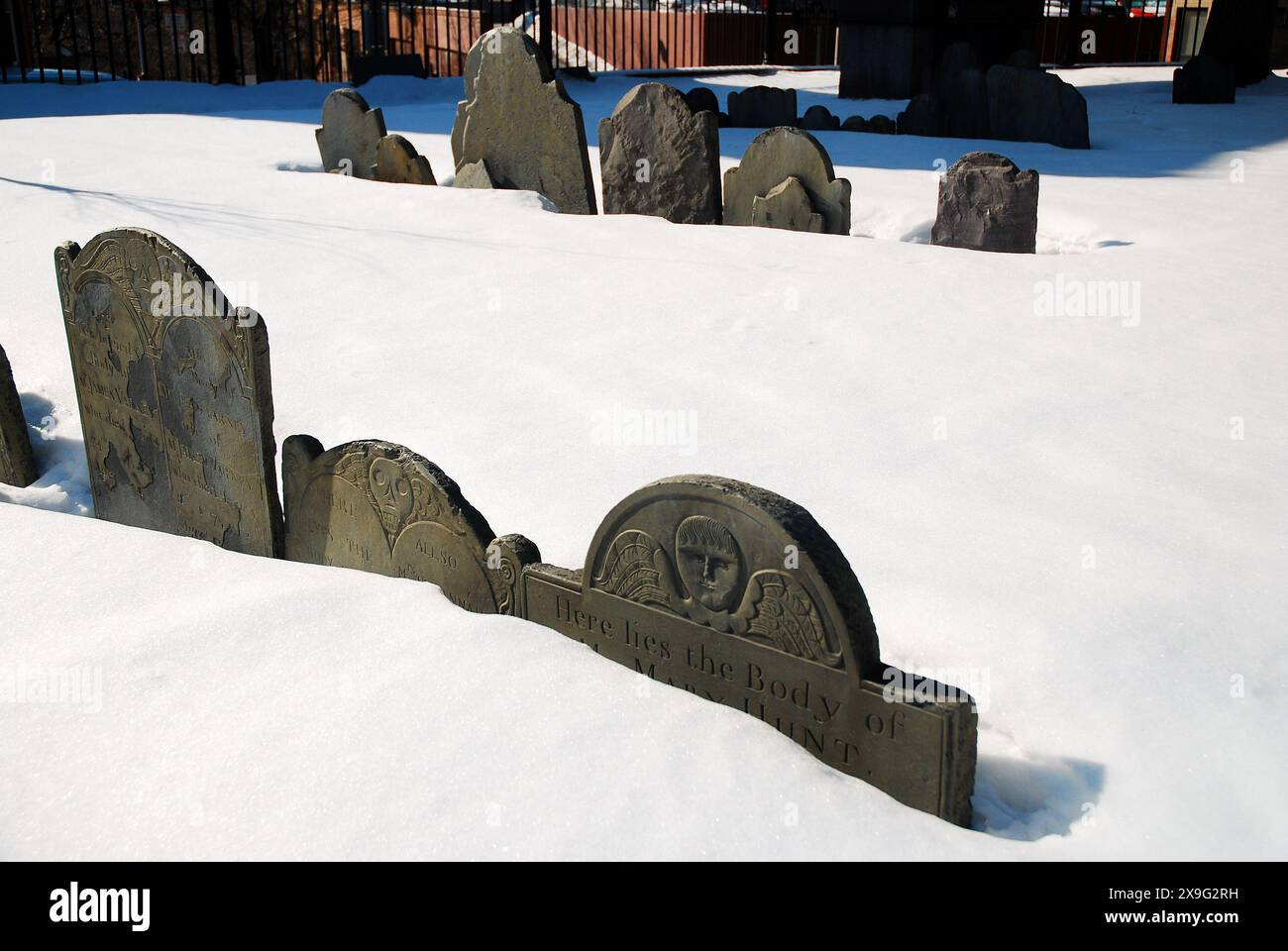 Boston, Massachusetts, USA 5 febbraio 2009 Snow quasi seppellisce le tombe storiche nel COPPS Hill Burial Grounds, un cimitero storico di Boston Foto Stock