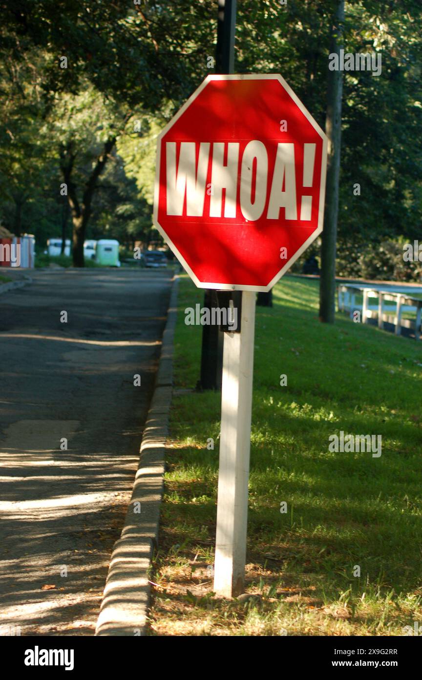 Un segnale di stop in un centro equestre nel Bronx parla la lingua del cavallo, usando l'umorismo per portare le auto a "Whoa" e fermarsi Foto Stock