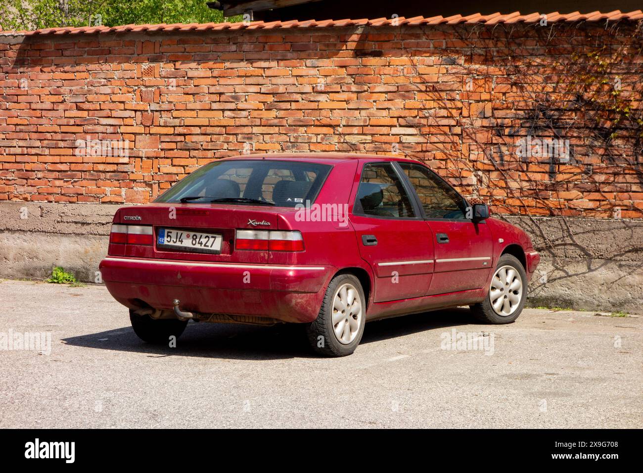 NACHOD, REPUBBLICA CECA - 28 APRILE 2018: Auto francese Citroen Xantia parcheggiata di fronte al muro di mattoni rossi Foto Stock