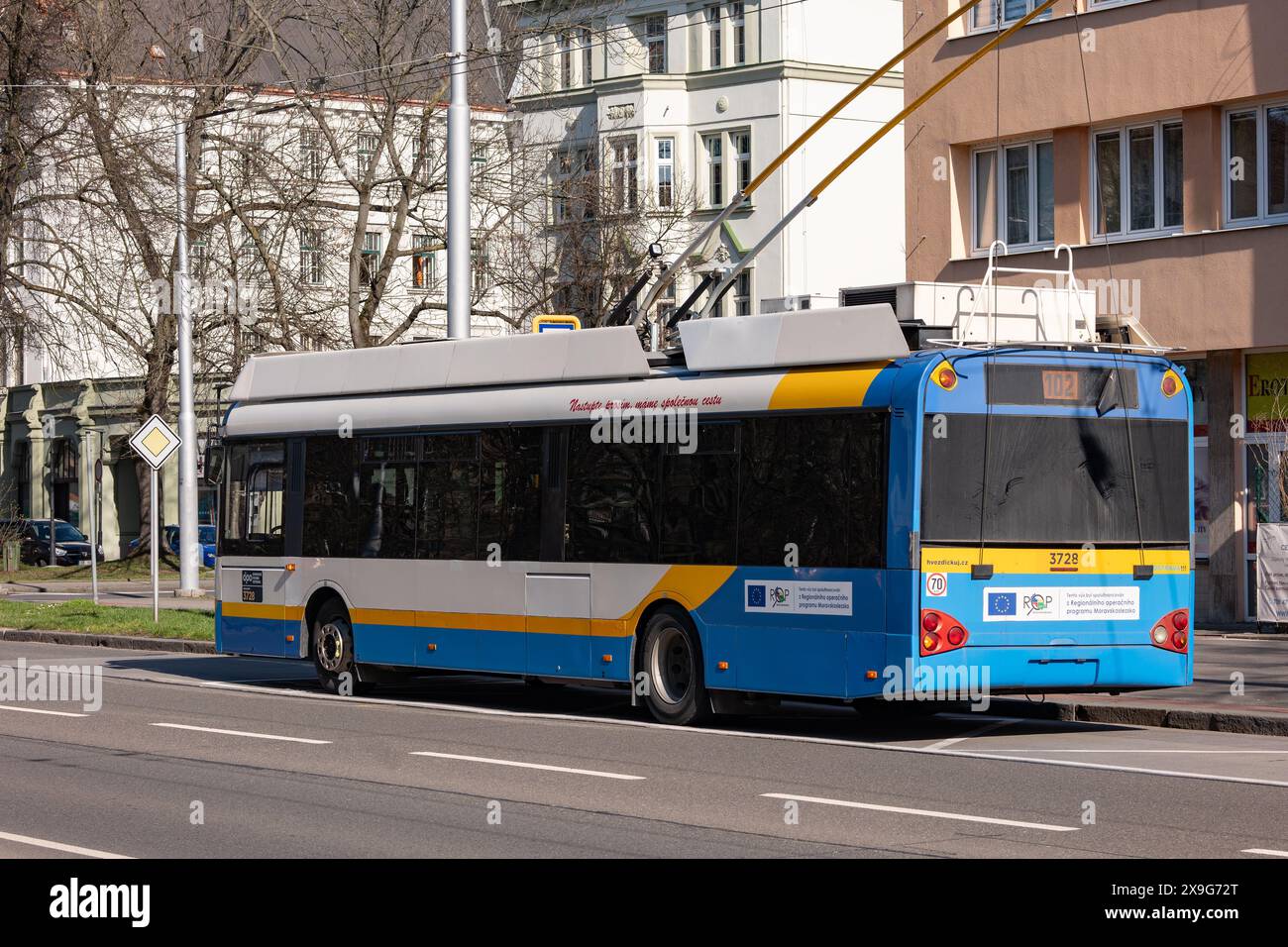 OSTRAVA, REPUBBLICA CECA - 4 MARZO 2024: Vecchio filobus Solaris Trollino 12 AC della società di trasporto pubblico DPO di Ostrava Foto Stock