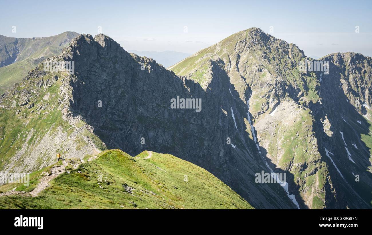 Escursione ai piedi della montagna che guarda in alto su un rigoglioso roccioso davanti, Slovacchia, Europa Foto Stock