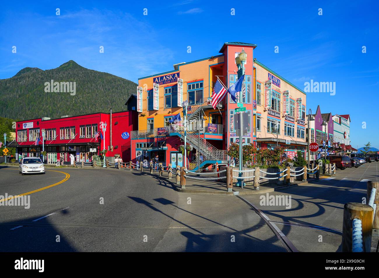 Facciata di un colorato ristorante con zampe di granchio e pesce sul lungomare di Ketchikan, Alaska Foto Stock