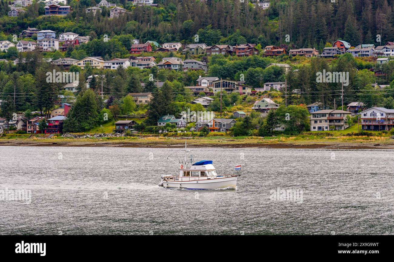 Barca da pesca che naviga nel canale di Gastineau di fronte a Douglas, un quartiere residenziale di fronte a Juneau, la capitale dell'Alaska, USA Foto Stock