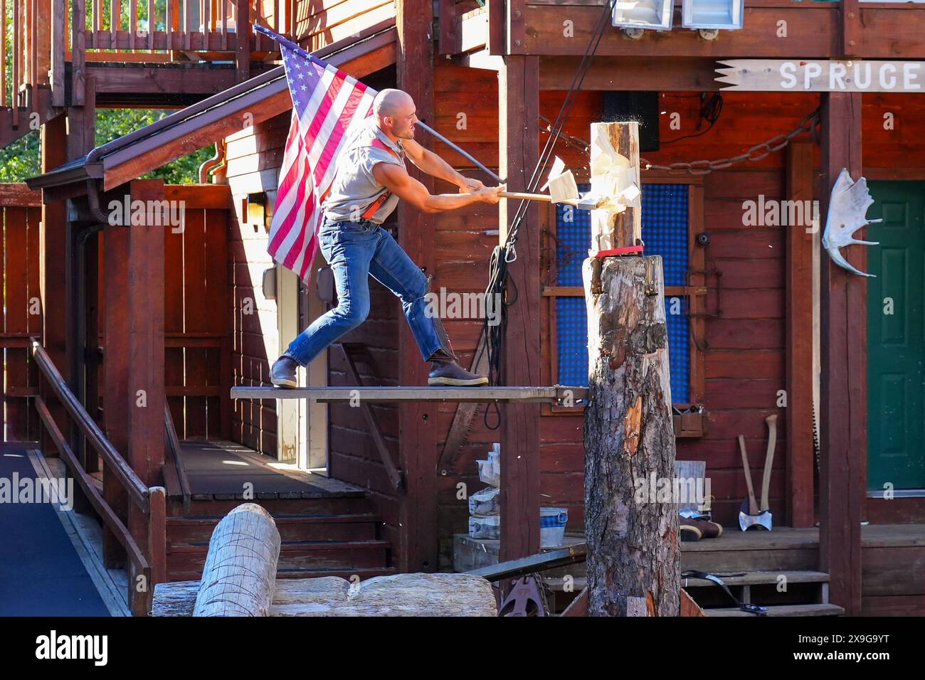 Performer che mostra le sue abilità nel tritare legna con un'ascia durante il Great Alaskan Lumberjack Show a Ketchikan, Alaska - popolare attrazione turistica Foto Stock