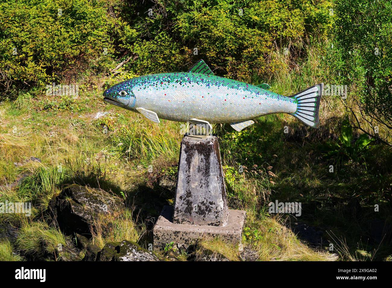 Yeltatzie Salmon scultura dell'artista Terry Pyles, ricoperta di piastrelle a mosaico iridescenti, posta sulle rive del Ketchikan Creek alla fine del Creek Foto Stock