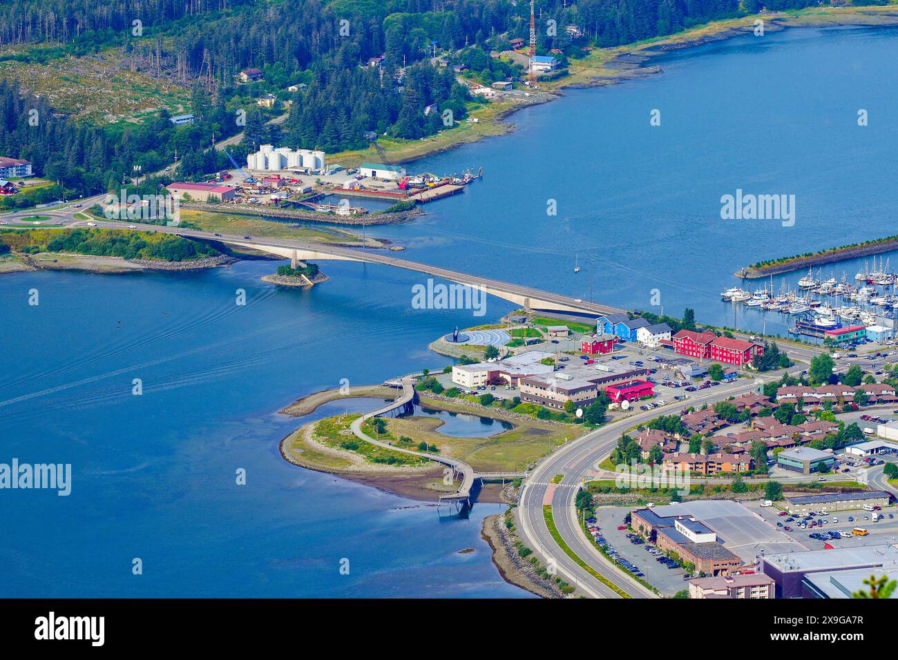 Vista aerea del Douglas Bridge che attraversa il canale di Gastineau tra il centro storico di Juneau e Douglas Island in Alaska, USA Foto Stock