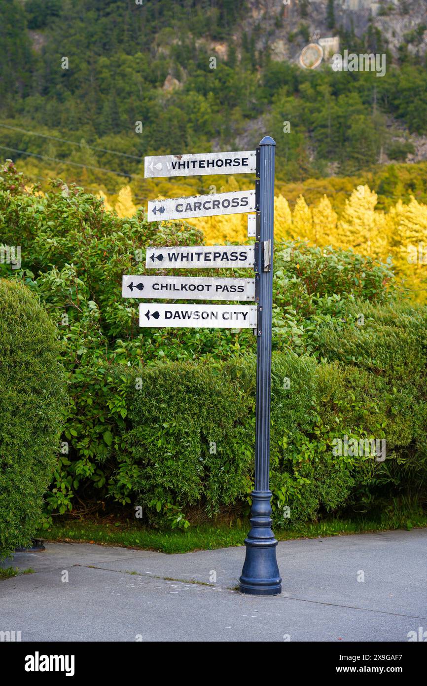 Indicazioni stradali multiple per Skagway, Alaska, verso Whitehorse, Carcross, White Pass, Chilkoot e Dawson Foto Stock