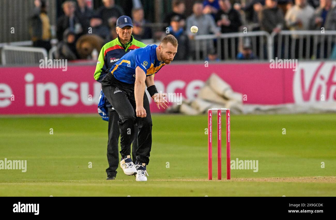 Hove UK 31 maggio 2024 - Nathan McAndrew bowling per i Sussex Sharks durante il Vitality T20 Blast cricket match tra Sussex Sharks e Gloucestershire al 1st Central County Ground di Hove: Credit Simon Dack /TPI/ Alamy Live News Foto Stock