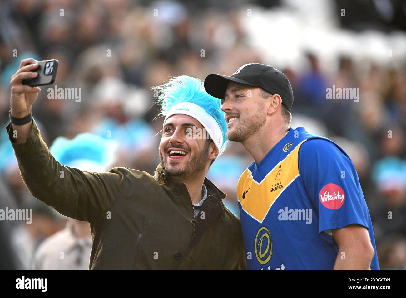 Hove UK 31 maggio 2024 - Ollie Robinson dei Sussex Sharks posa per una foto con un tifoso durante il Vitality T20 Blast cricket match tra Sussex Sharks e Gloucestershire al 1st Central County Ground di Hove : Credit Simon Dack /TPI/ Alamy Live News Foto Stock