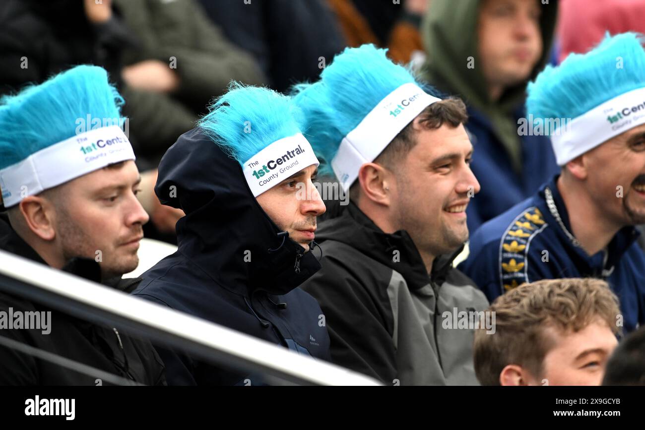 Hove UK 31 maggio 2024 - i tifosi si sono calmati durante il Vitality T20 Blast cricket match tra Sussex Sharks e Gloucestershire al 1st Central County Ground di Hove: Credit Simon Dack /TPI/ Alamy Live News Foto Stock
