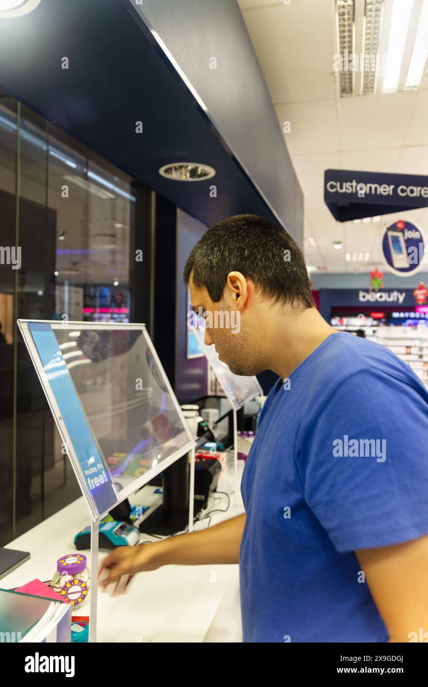 sportello del servizio clienti, uomo in attesa della cassa Foto Stock