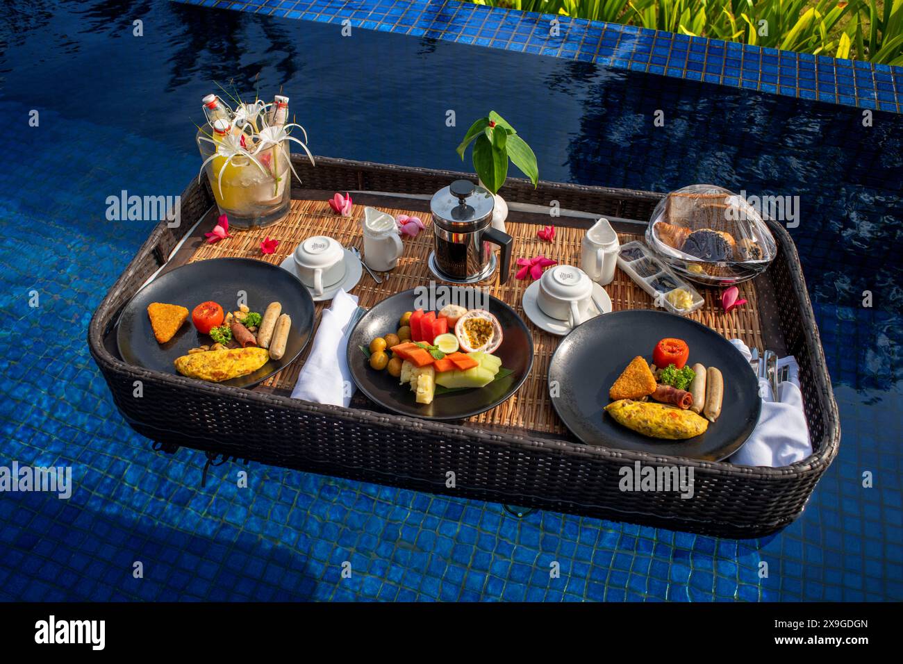 Colazione galleggiante nella piscina del resort di lusso del residence, l'isola di Bintan, le isole di Riau, Indonesia Foto Stock