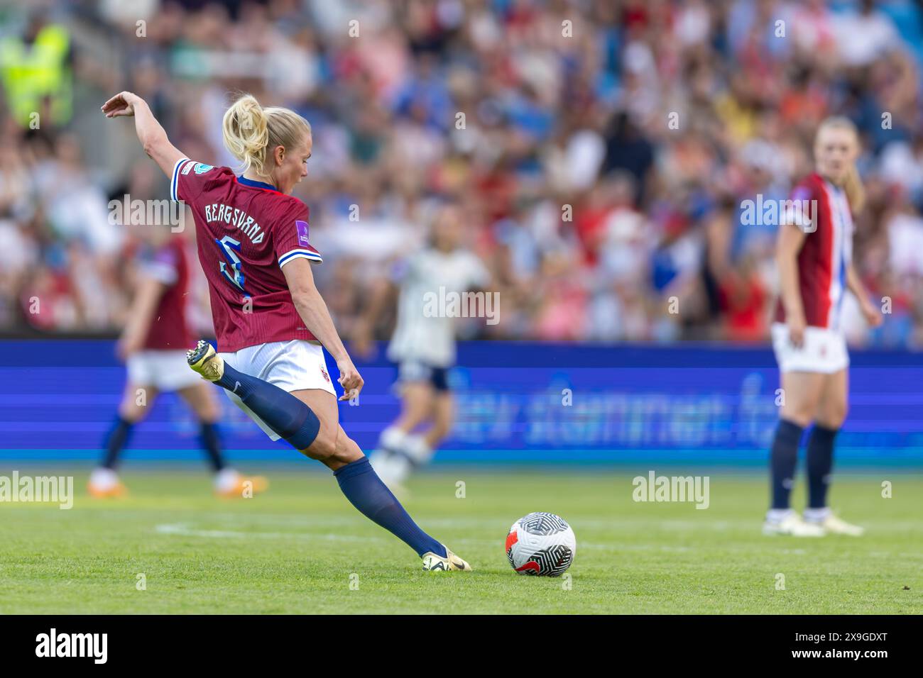 Oslo, Norvegia 31 maggio 2024 la Norvegia Guro Bergsvand e Brighton & Hove Albion in azione durante le qualificazioni al Campionato europeo femminile di UEFA girone A1 tra donne norvegesi e donne italiane all'Ullevaal Stadion di Oslo, Norvegia crediti: Nigel Waldron/Alamy Live News Foto Stock